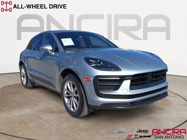 2023 Porsche Macan  AWD photo