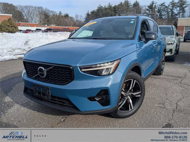 2023 Volvo XC40 Plus Dark Theme AWD photo