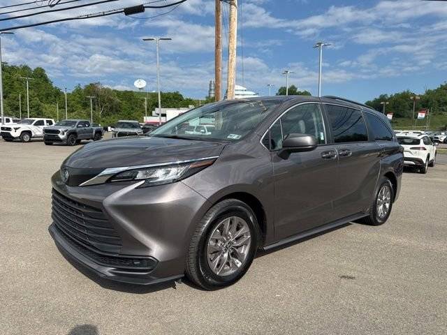 2023 Toyota Sienna LE FWD photo