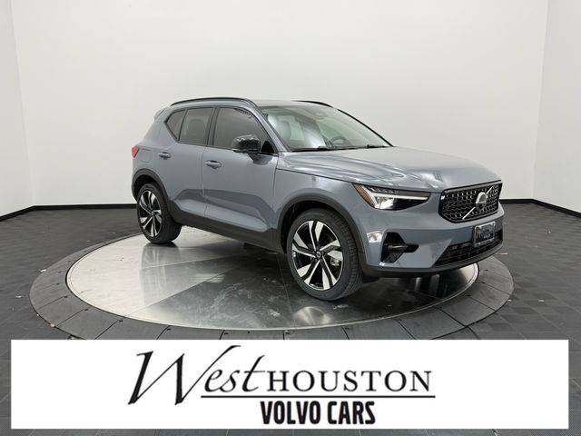 2023 Volvo XC40 Plus Dark Theme AWD photo