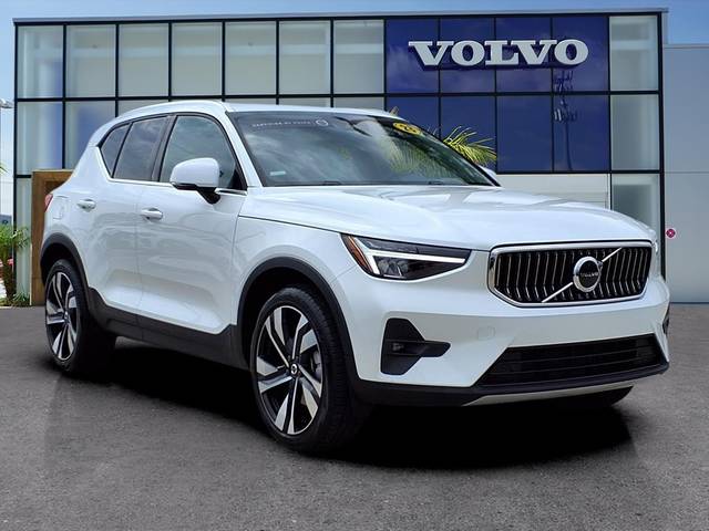 2023 Volvo XC40 Plus Bright Theme AWD photo
