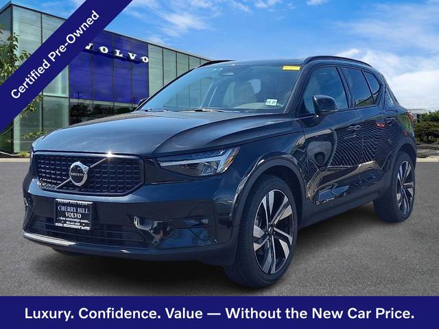 2023 Volvo XC40 Plus Dark Theme AWD photo
