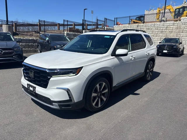 2023 Honda Pilot Touring AWD photo