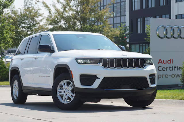 2023 Jeep Grand Cherokee Laredo 4WD photo