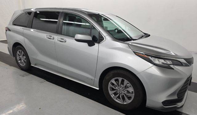2021 Toyota Sienna LE FWD photo