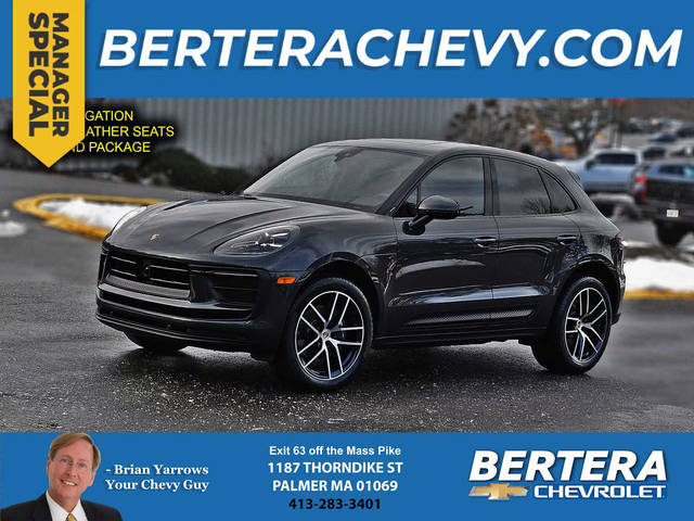 2023 Porsche Macan  AWD photo