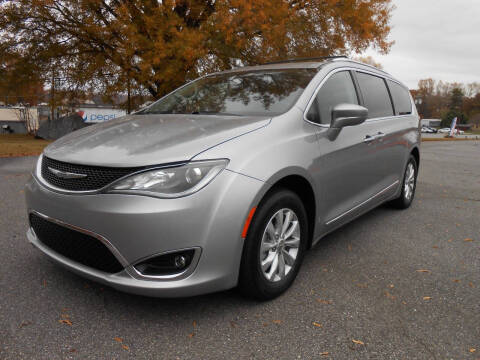 2018 Chrysler Pacifica Minivan Touring L FWD photo