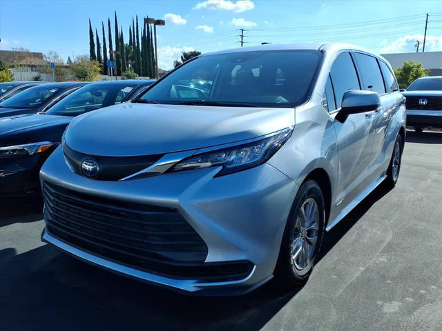 2021 Toyota Sienna LE FWD photo