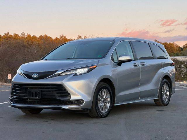 2022 Toyota Sienna LE FWD photo