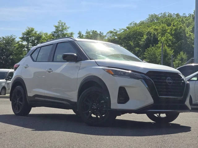 2023 Nissan Kicks SR FWD photo