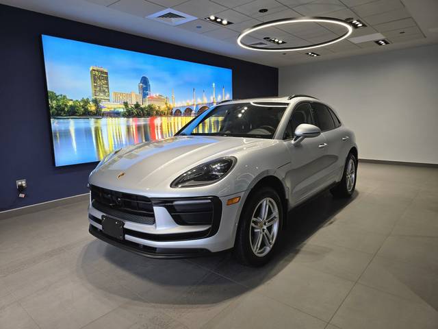 2023 Porsche Macan AWD photo