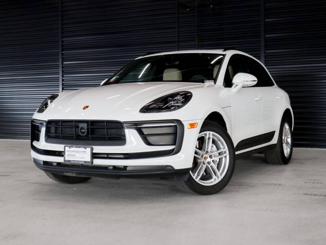 2023 Porsche Macan  AWD photo