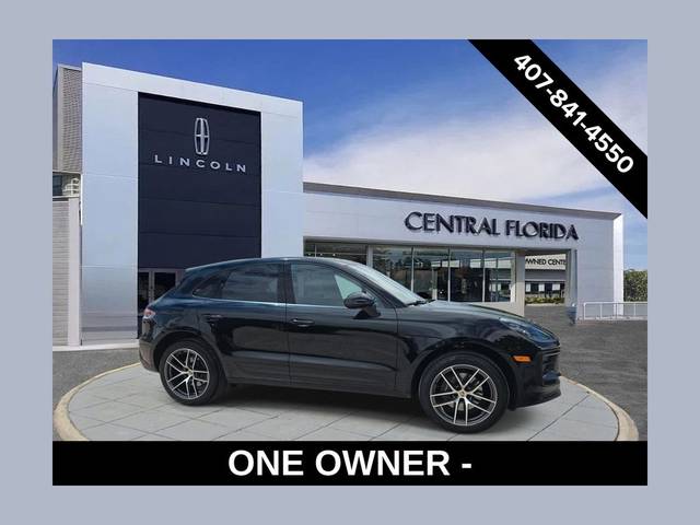 2023 Porsche Macan  AWD photo