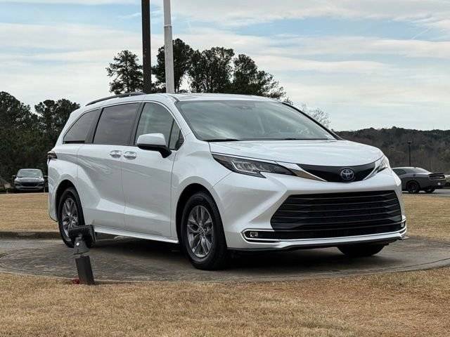 2023 Toyota Sienna XLE FWD photo