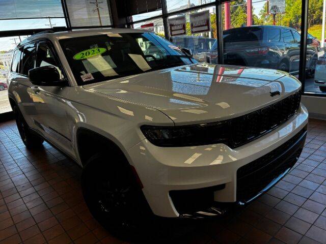 2023 Jeep Grand Cherokee L Altitude 4WD photo