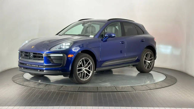 2023 Porsche Macan  AWD photo