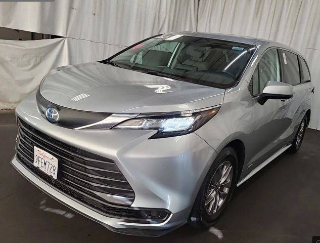 2021 Toyota Sienna LE FWD photo