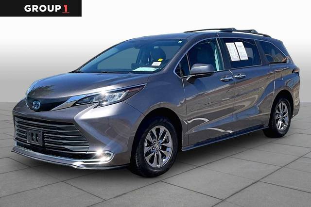 2023 Toyota Sienna XLE FWD photo
