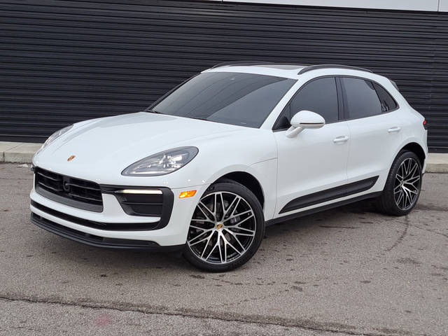 2023 Porsche Macan  AWD photo
