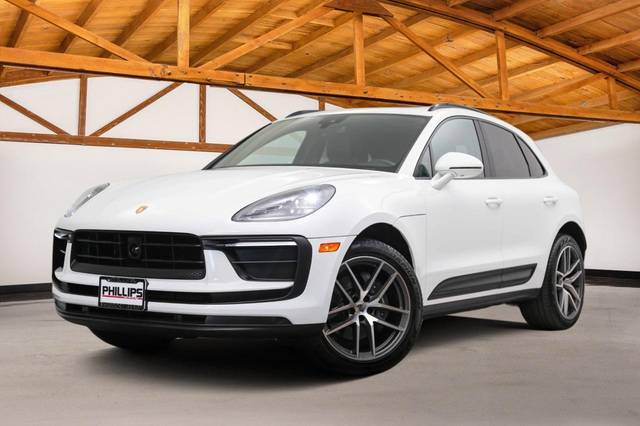 2023 Porsche Macan  AWD photo