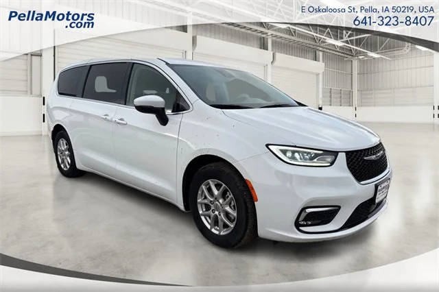 2023 Chrysler Pacifica Minivan Touring L FWD photo