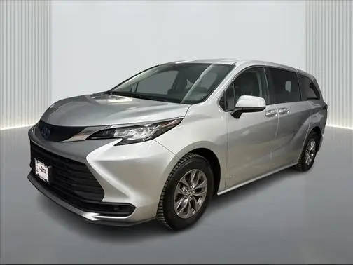 2021 Toyota Sienna LE FWD photo
