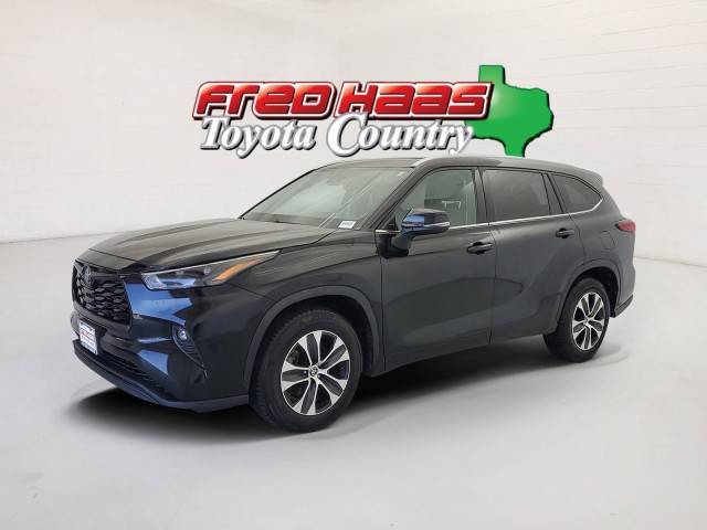 2022 Toyota Highlander XLE FWD photo