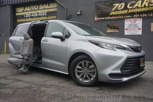 2022 Toyota Sienna LE FWD photo