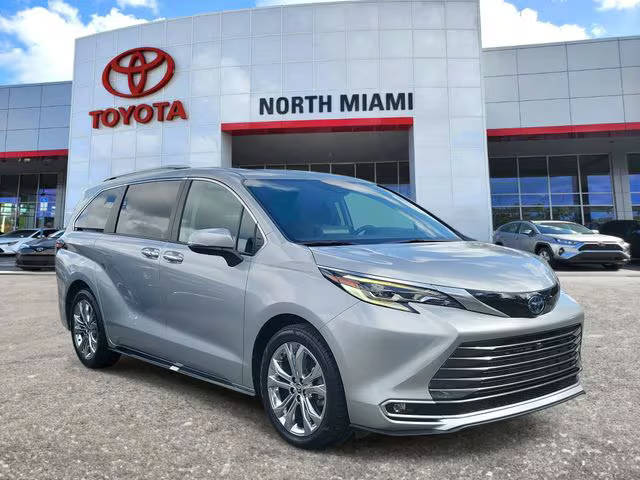 2023 Toyota Sienna Platinum FWD photo