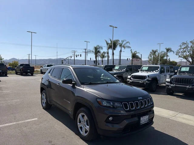 2023 Jeep Compass Latitude 4WD photo