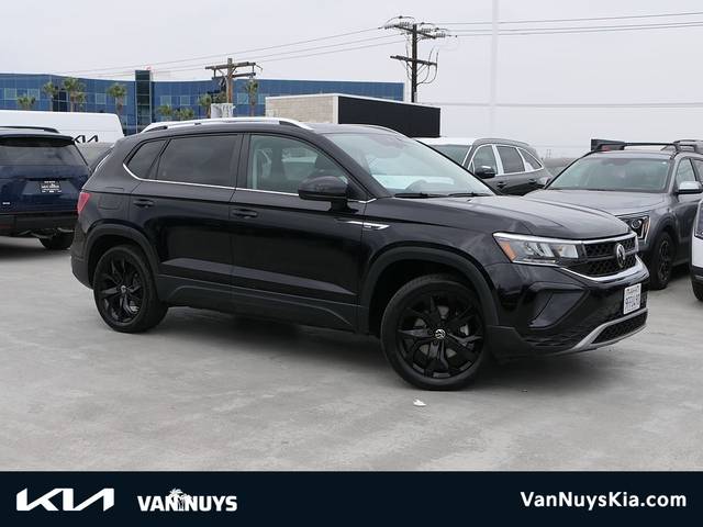 2023 Volkswagen Taos SE AWD photo