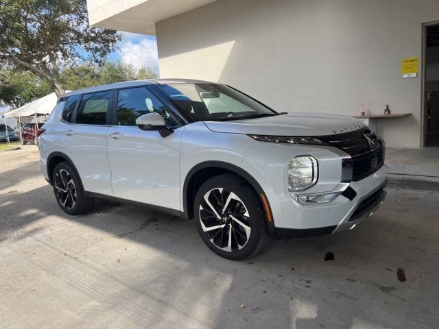 2023 Mitsubishi Outlander SE Black Edition FWD photo