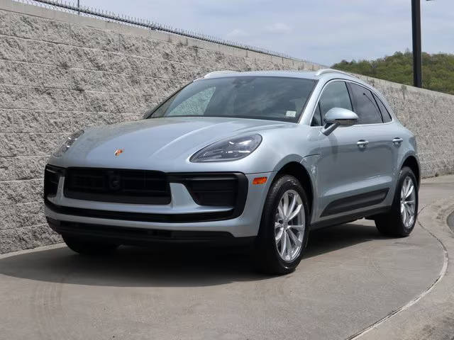 2023 Porsche Macan  AWD photo