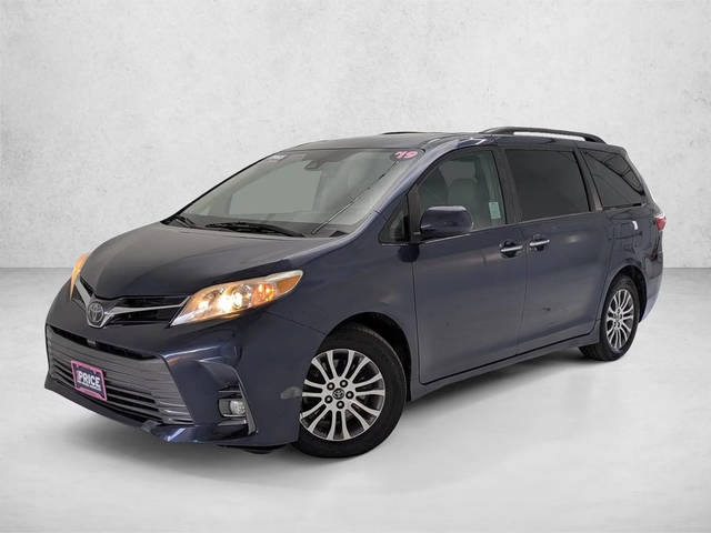 2019 Toyota Sienna XLE FWD photo