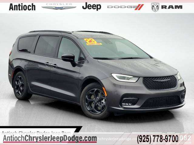 2023 Chrysler Pacifica Minivan Hybrid Limited FWD photo