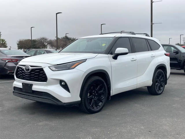 2023 Toyota Highlander LE FWD photo