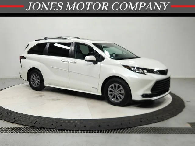 2021 Toyota Sienna XLE FWD photo