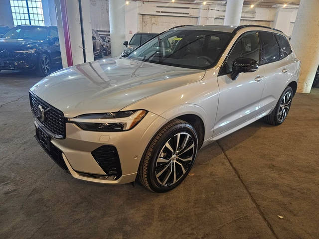 2023 Volvo XC60 Plus Dark Theme AWD photo