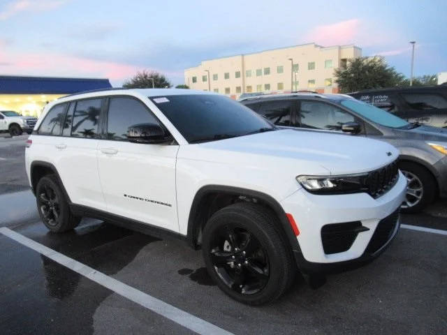 2023 Jeep Grand Cherokee Altitude 4WD photo