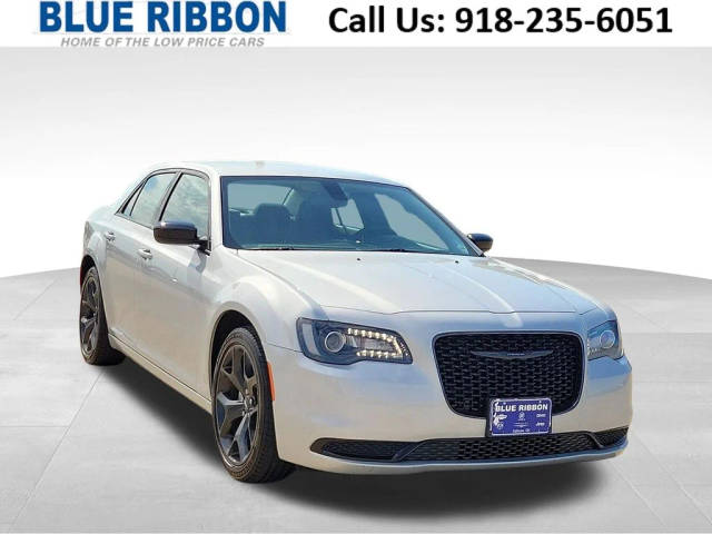 2023 Chrysler 300 Touring RWD photo