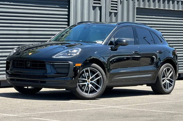 2023 Porsche Macan AWD photo