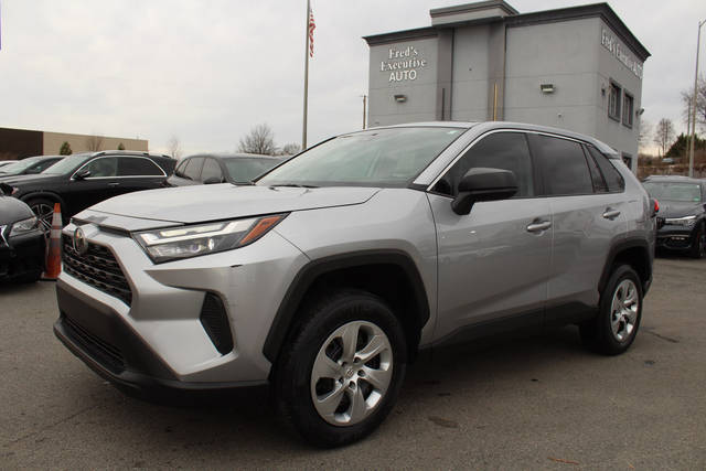 2023 Toyota RAV4 LE FWD photo