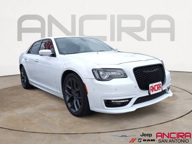 2023 Chrysler 300 Touring L RWD photo