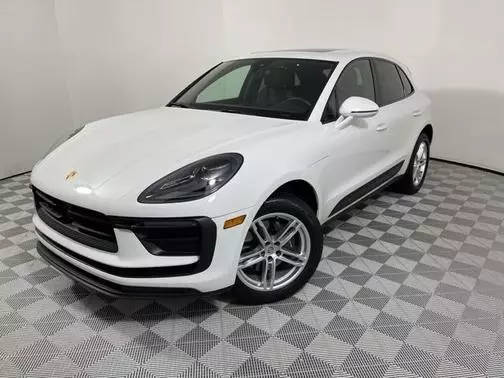 2023 Porsche Macan  AWD photo