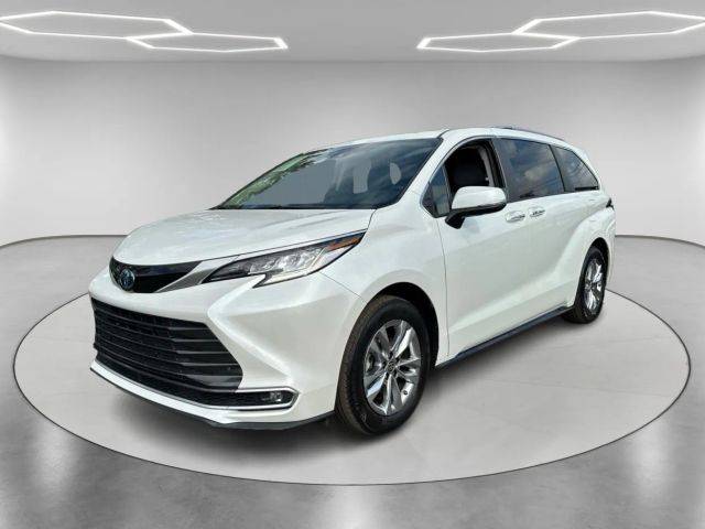 2023 Toyota Sienna Limited FWD photo