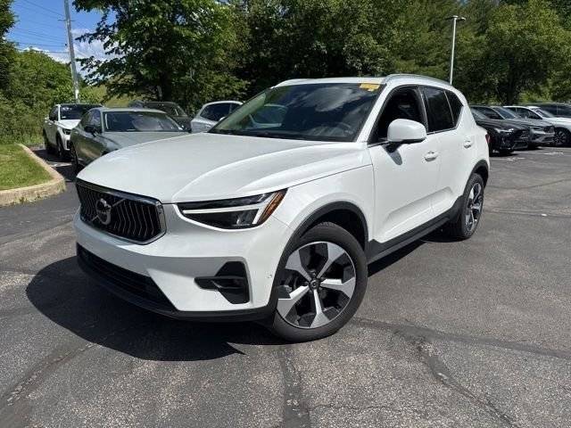 2023 Volvo XC40 Plus Bright Theme AWD photo