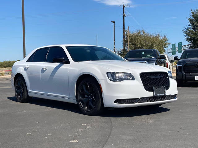 2023 Chrysler 300 Touring RWD photo