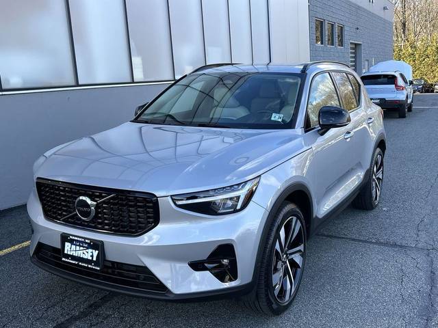 2023 Volvo XC40 Plus Dark Theme AWD photo