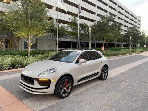 2023 Porsche Macan  AWD photo