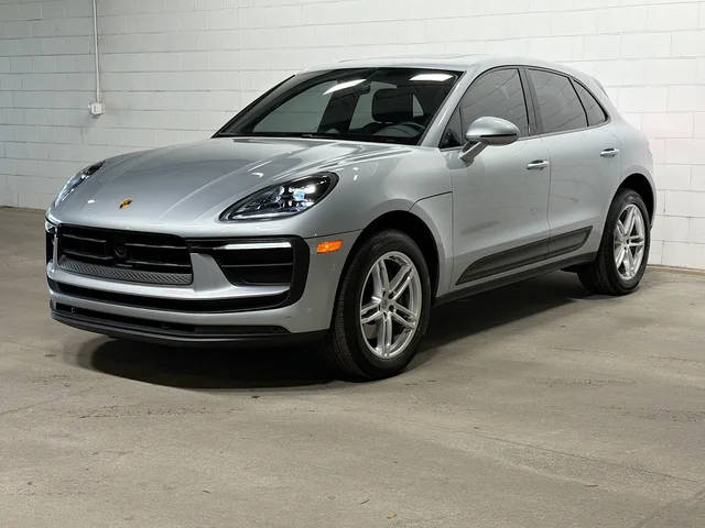 2023 Porsche Macan  AWD photo